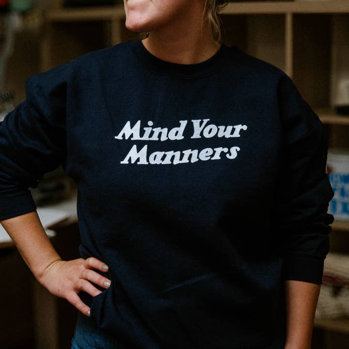 Pas På Dine Manerer Marineblå Sweatshirt for engroshandel hos Parker Goods