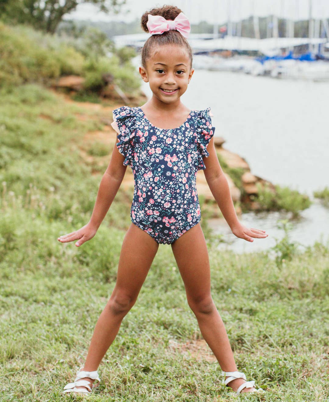 RuffleButts + RuggedButts - Venta al por mayor Bañador - Niños - Bañador de una pieza con mangas de mariposa para niñas en prado a la luz de la luna2