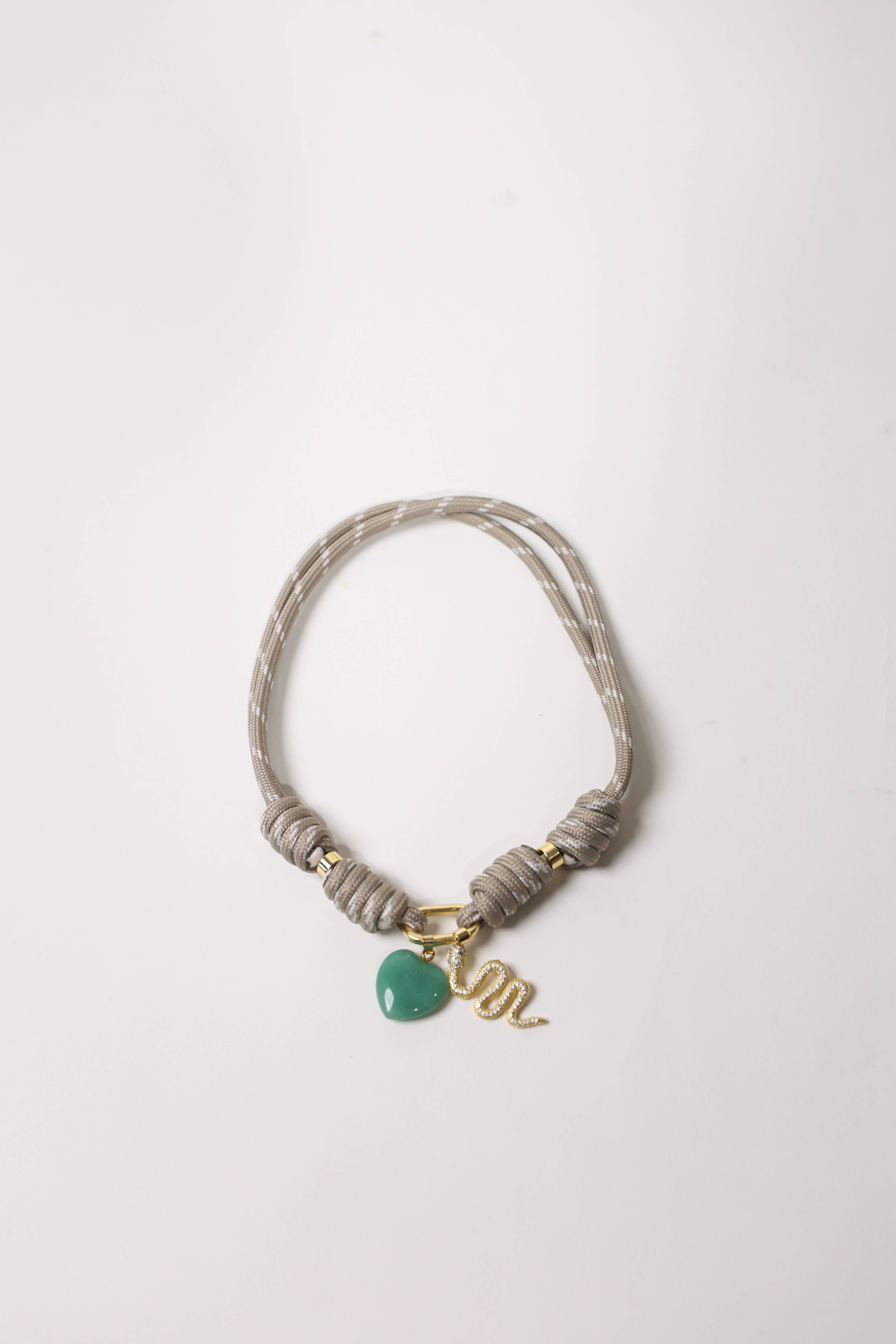 Pop Ups Brand - Venta al por mayor Gargantilla/collar - Collar de paracord greige con corazón verde y serpiente0