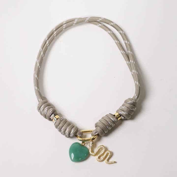 Pop Ups Brand - Vente Collier ras-de-cou - Collier en paracorde grège avec cœur vert et serpent0