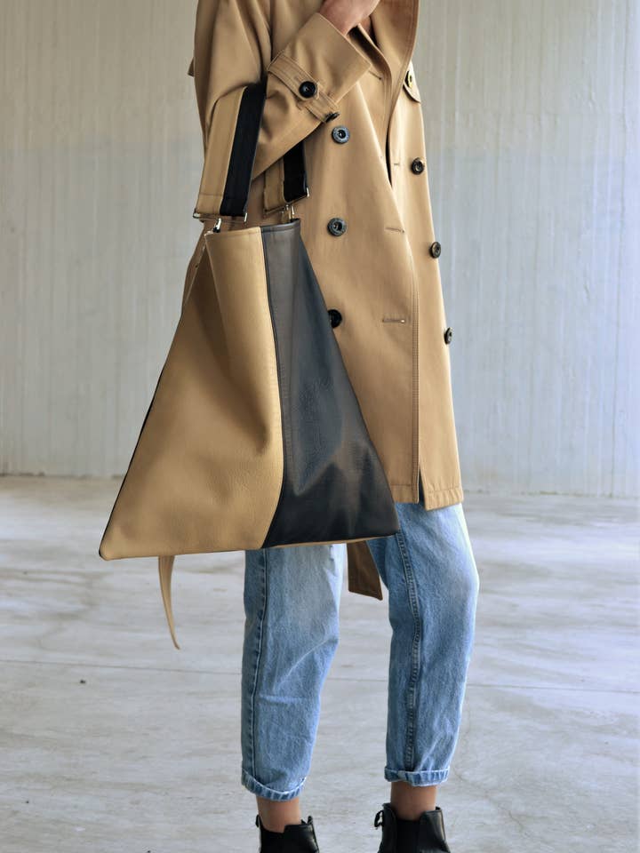 Sac en cuir double Akathi noir et sable pour la vente par ANA KOUTSI