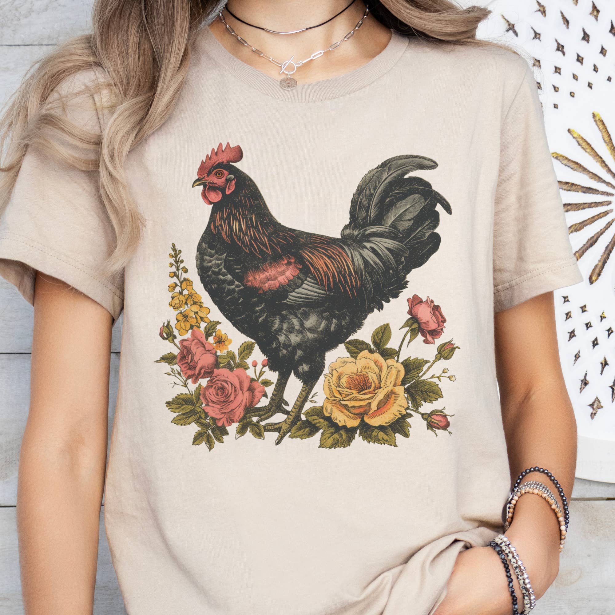 Par.tees by Party On! – Engroshandel Grafisk t-shirt - Dame – Kylling Land Blomstret Hane Landmandsmarked Grafisk T-shirt3