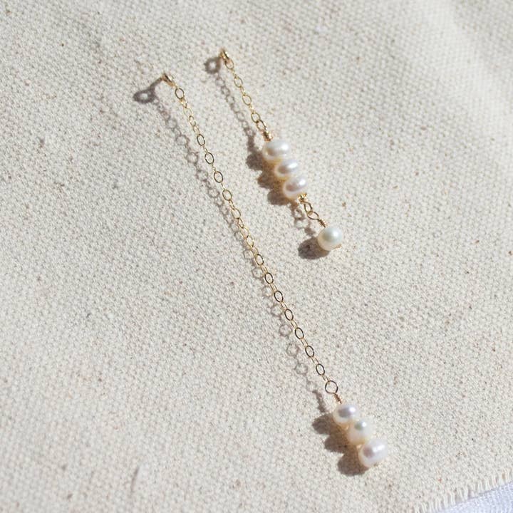 Asymmetrische parel oorbellen voor wholesale door Kaju Creations