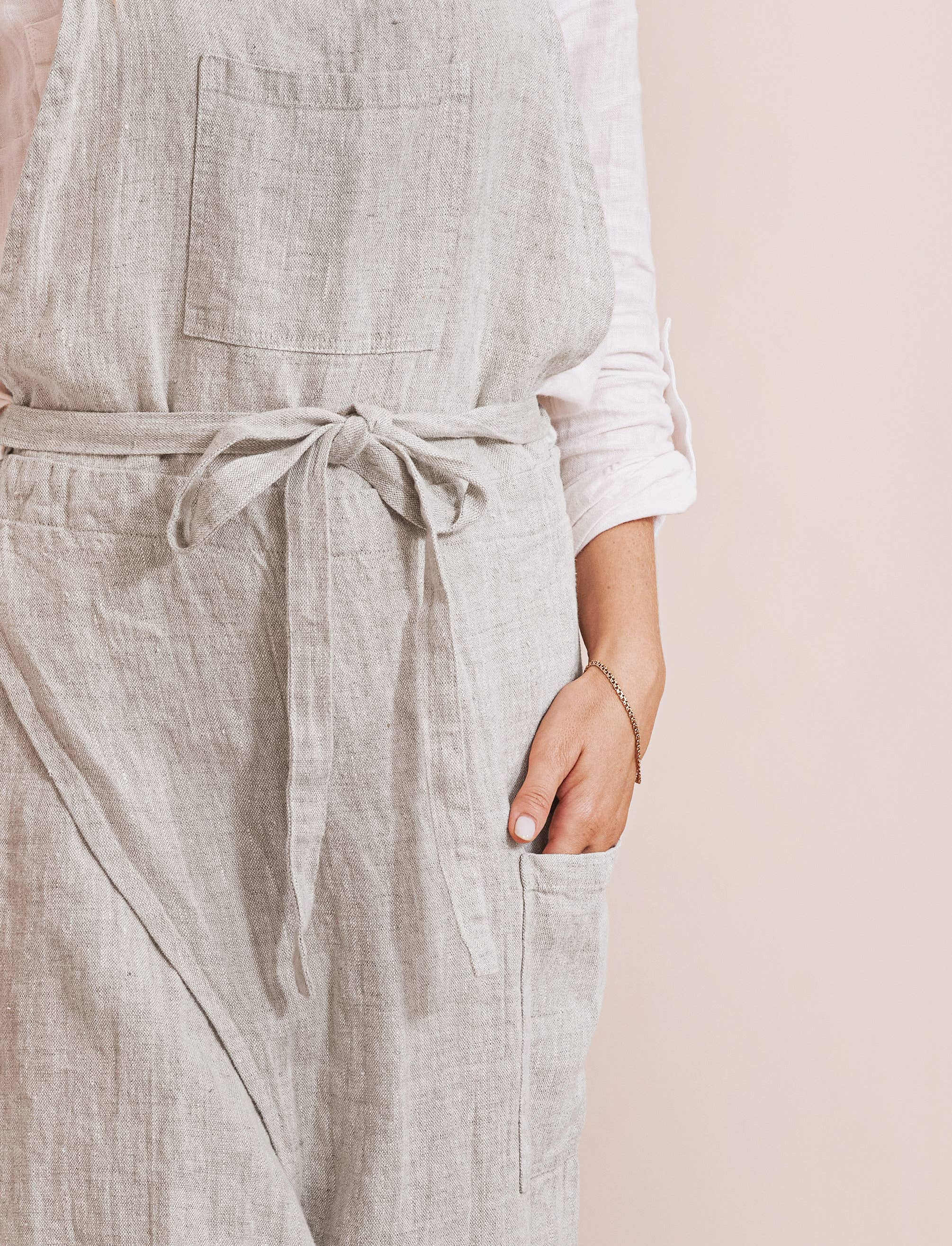 LinenQ – wholesale Apron – Linen pottery apron split leg 6