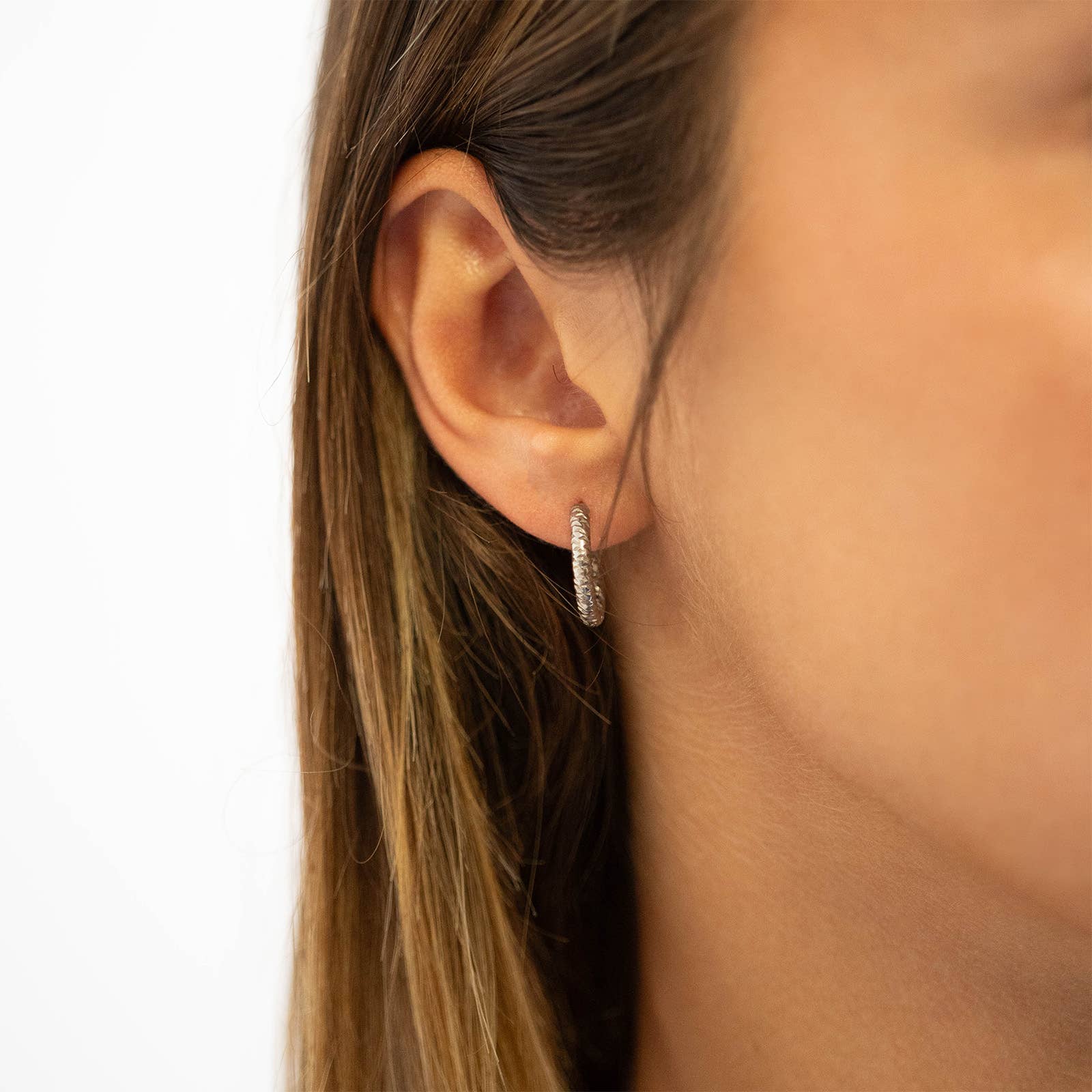 WJW - Wholesale Huggie oorbellen - 18K goud PVD roestvrijstalen gegolfde huggie creolen / ERJ00121