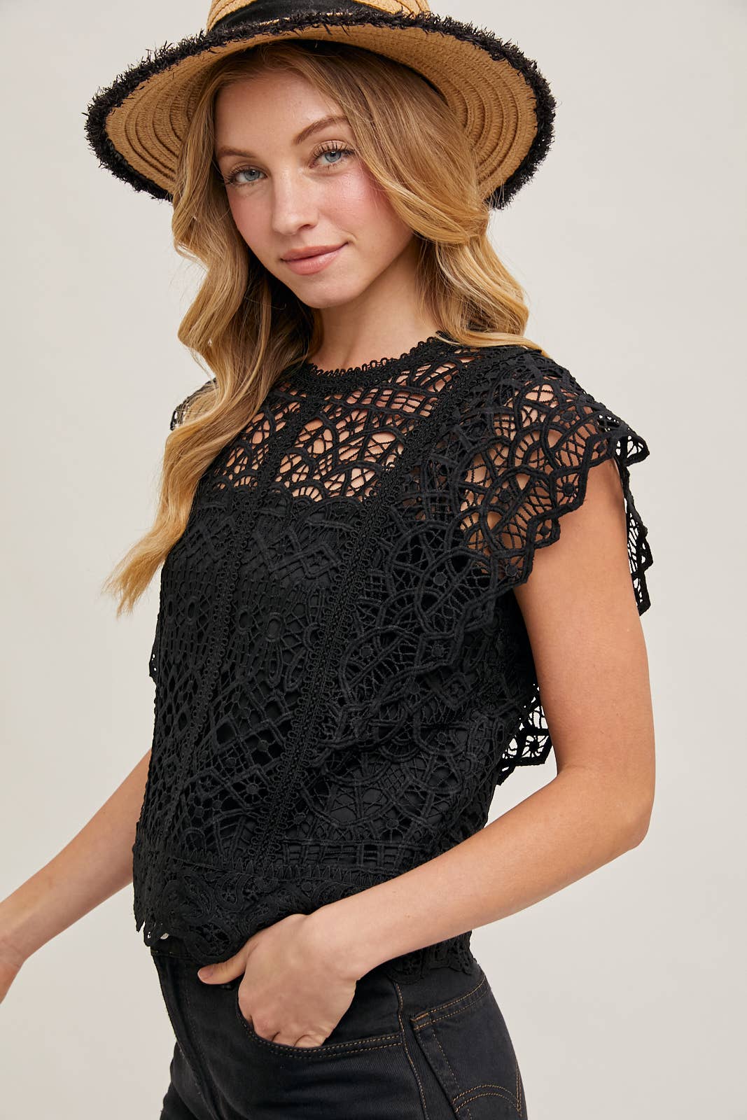 Bluivy – Großhandel Strickoberteil – Damen – Spitzenstrick-Ärmelloses Häkeloberteil mit Futter2