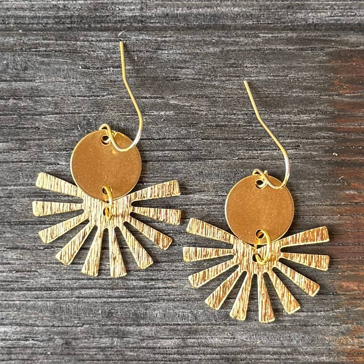 Gotas de Sol - Brincos de Latão Cru por atacado de Be Like Missy