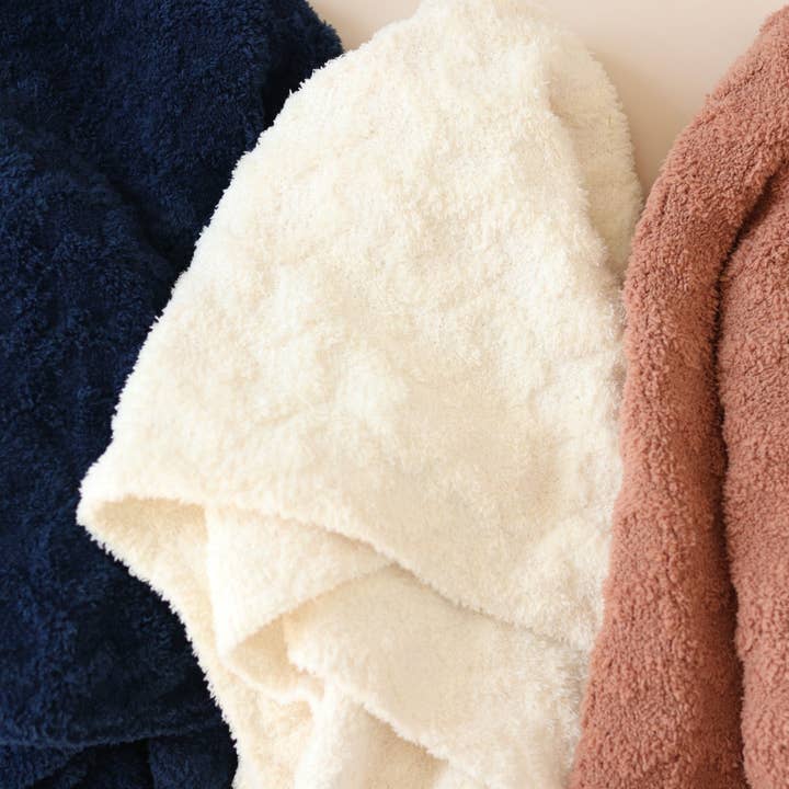 Cozy-hearted - Wholesale Throw Blanket - The Warm-Hearted Blanket – 100% Recycled Luxury Blanket3