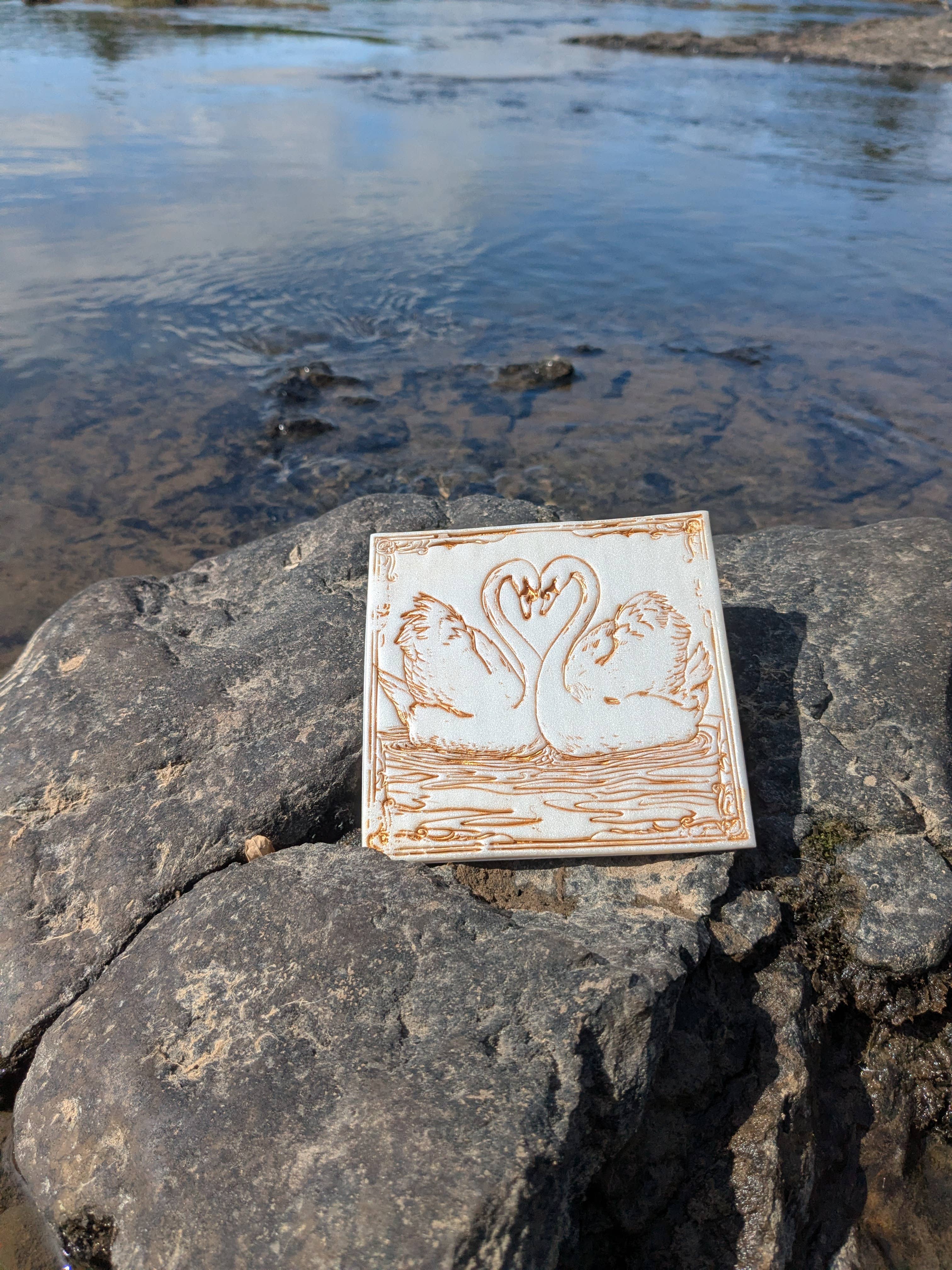 Stag and Branch - Vente Sous-verre - Dessous de verre en argile polymère Cygne blanc et or1