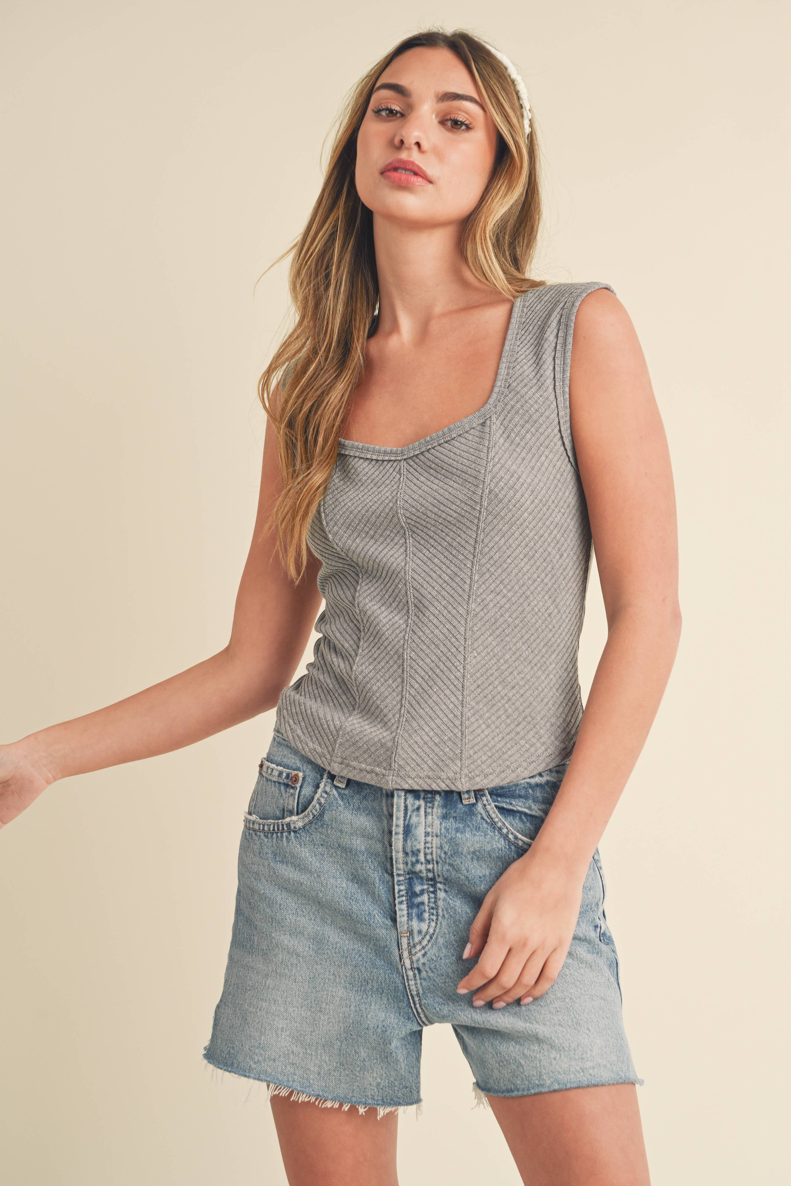 AEMI + CO – Engroshandel Tanktop – Kvinder – 8261DK Adelle Sweetheart Hals Tanktop 536