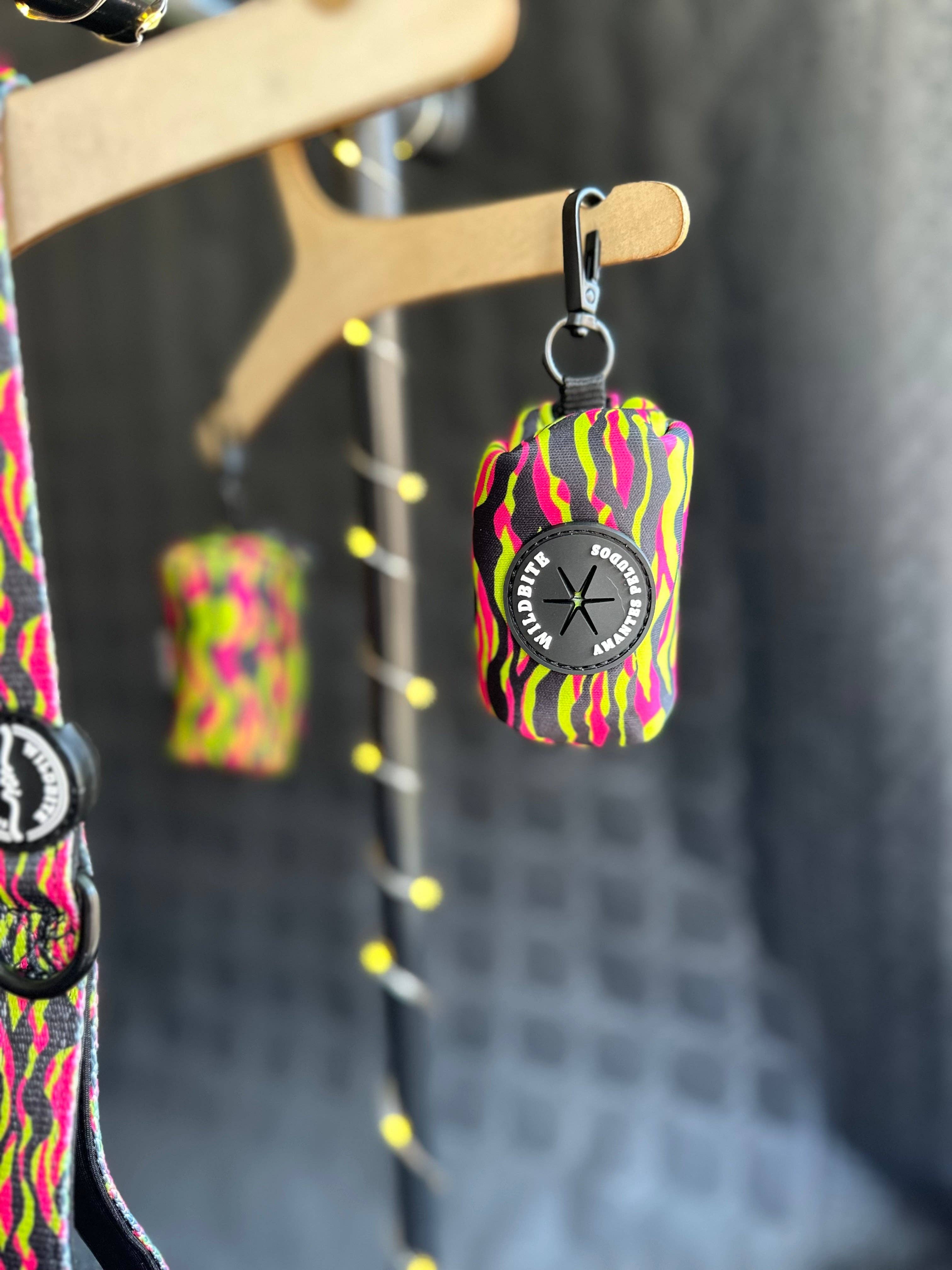 Wildbite Amantes Peludos - Wholesale Pet Leash - Dog - StyleZebra Bag Holder