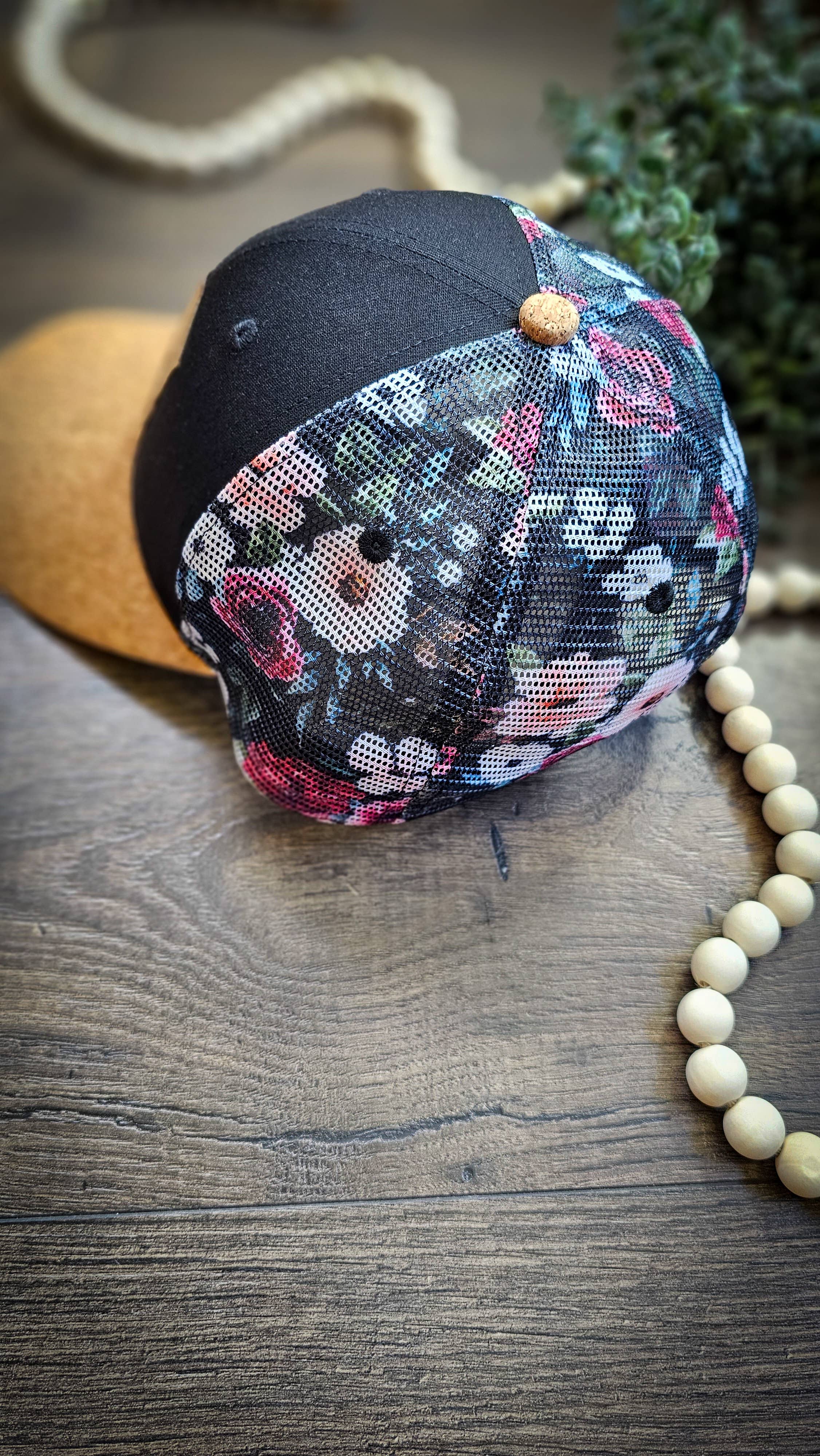 BRIARANDSPHINX - Wholesale Truckerpet - Uniseks - Zwarte pet met bloemenprint en lasergegraveerd kurkpatch1