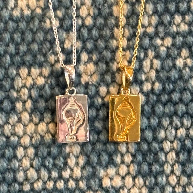 Asia West - Wholesale Pendant/Charm Necklace - Right Turning Conch Shell Necklace