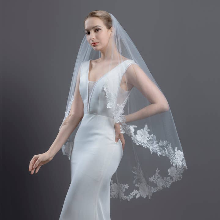 Voile de mariée à bord brut avec dentelle florale en vigne et strass, tulle illusion fine, longueur au bout des doigts, longueur genou, FS6225 pour la vente par Farinosa Bridal
