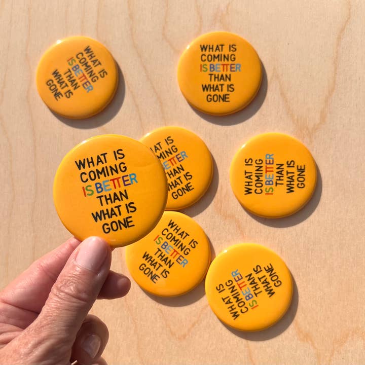 Aimant cadeau inspirant – Ce qui vient est meilleur pour la vente par Violet Red Studio