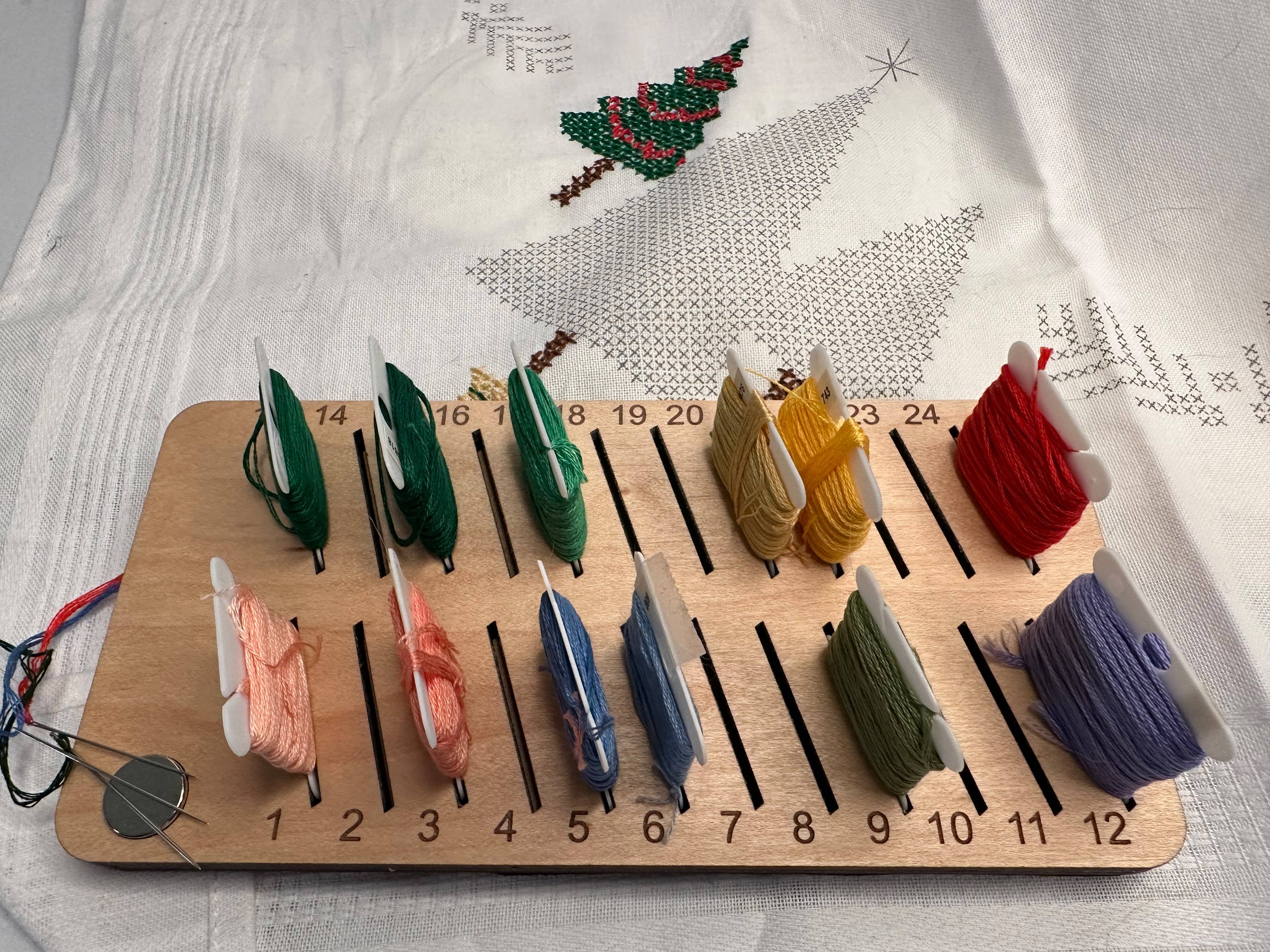 J&K Canfield Creations - Venta al por mayor Material para bordado/punto de cruz - Organizador de canillitas para bordado5