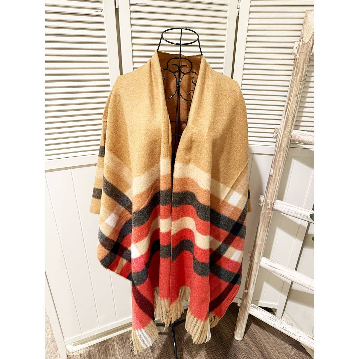 Love and Repeat – wholesale Poncho – Women's – Plaid Pattern Fringe Poncho4
