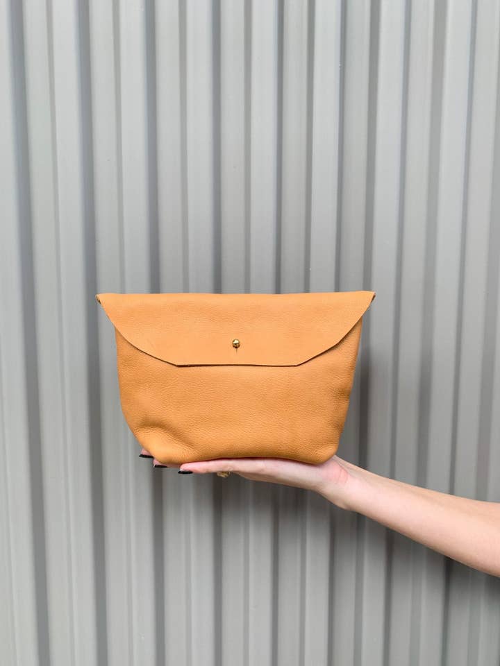 Kaya Clutch van leer met knopen voor wholesale door Lost Generation Goods