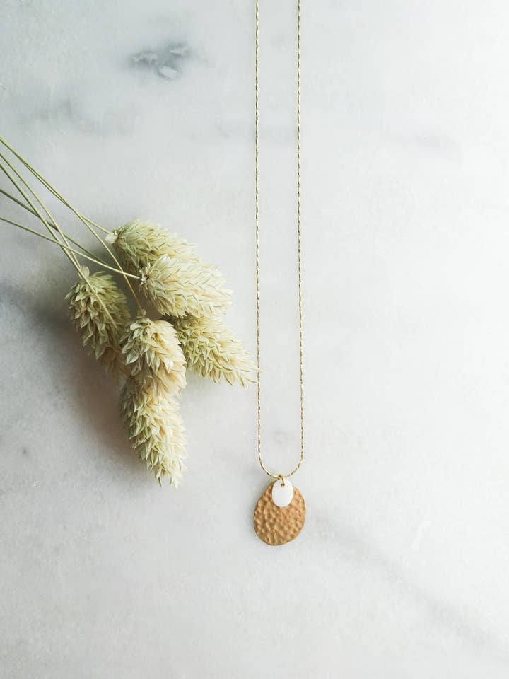 Halley lang halskæde, vedhæng uregelmæssig oval for engroshandel hos LES TISSAGES DE CAMILLE