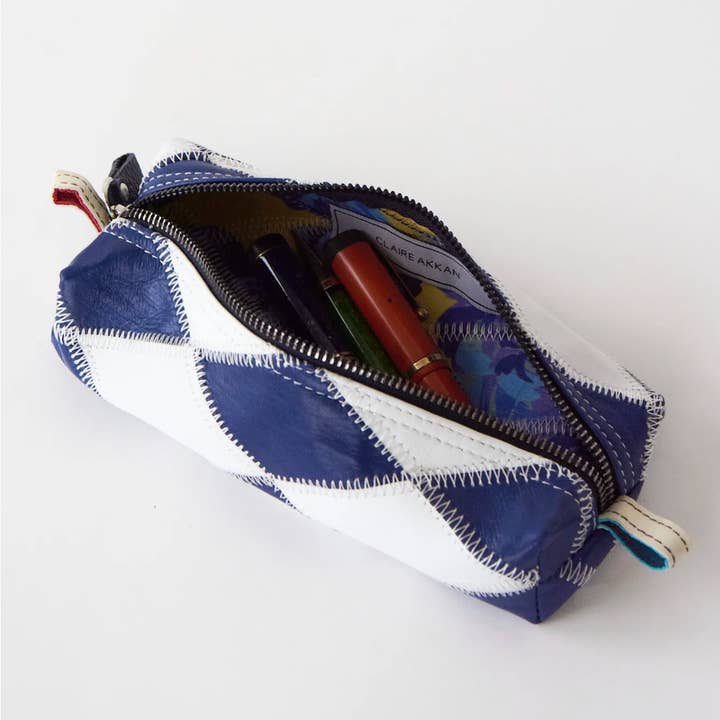 Trousse à crayons recyclée – Bleu marine/Blanc pour la vente par Claire Akkan