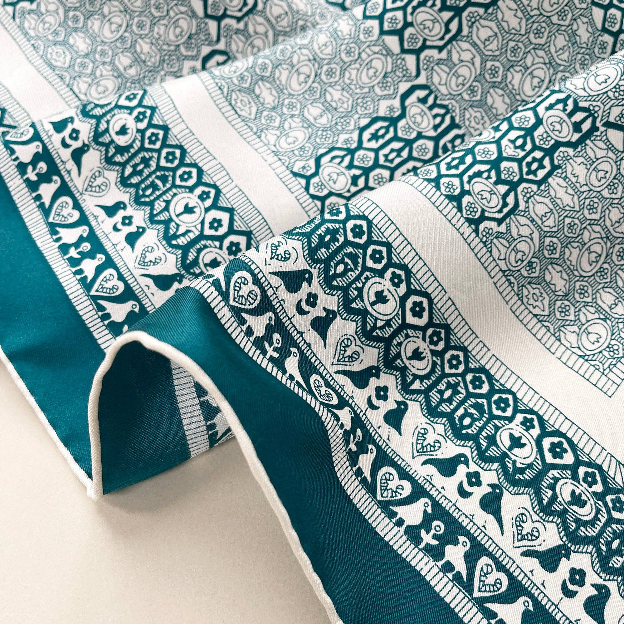 LuluLane - Wholesale Sjaal - Dames - 90 Turquoise Grote Vierkante Zijde Sjaal voor Vrouwen | Handgerolde Zoom | Luxe Zijde Hoofddoek met Vogel- en Bloemenprint7