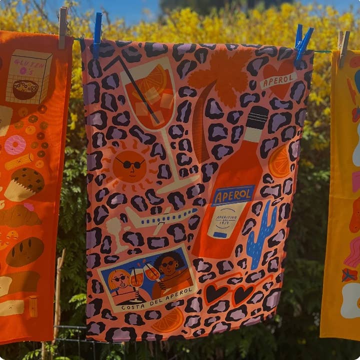 Costa del Aperol Geschirrtuch für den Großhandel von Ellastrated