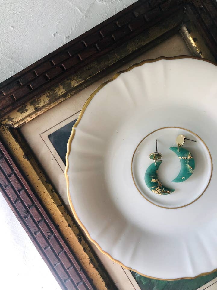 Boucles d'oreilles hexagonales en argile polymère faites à la main avec motif de lune pour la vente par Alysa Nadeau Designs