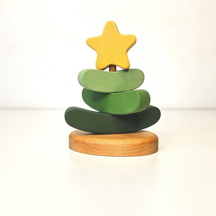 Jouet empilable en bois fait main Sapin de Noël vert pour la vente par Friendly Toys