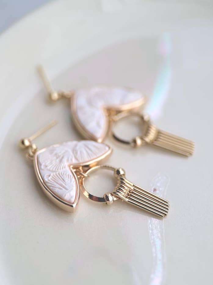 Boucles d'oreilles Art Déco avec pièce en argile polymère ivoire à motif de fleurs de cerisier, monture plaquée or ou argent, et pendentif style pompon. pour la vente par Boucle d'or