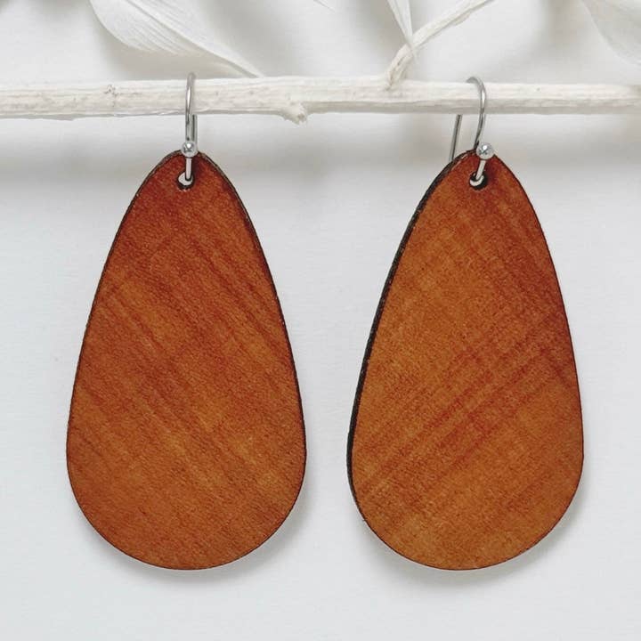 Novemberregn | lätta läderörhängen för wholesale av The Lonely Pine