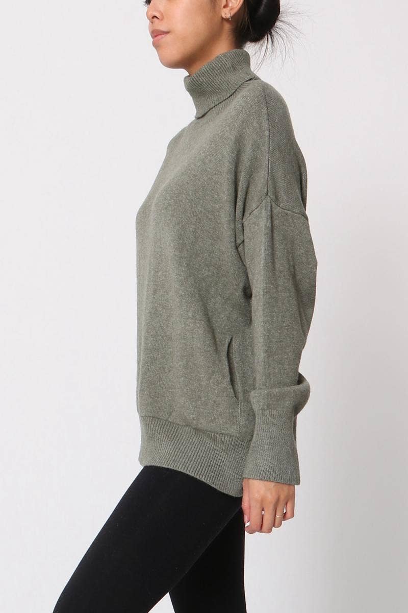 LÉA & LUC – wholesale Knitted jumper – Women′s – Turtleneck sweater with pockets REF. 003018