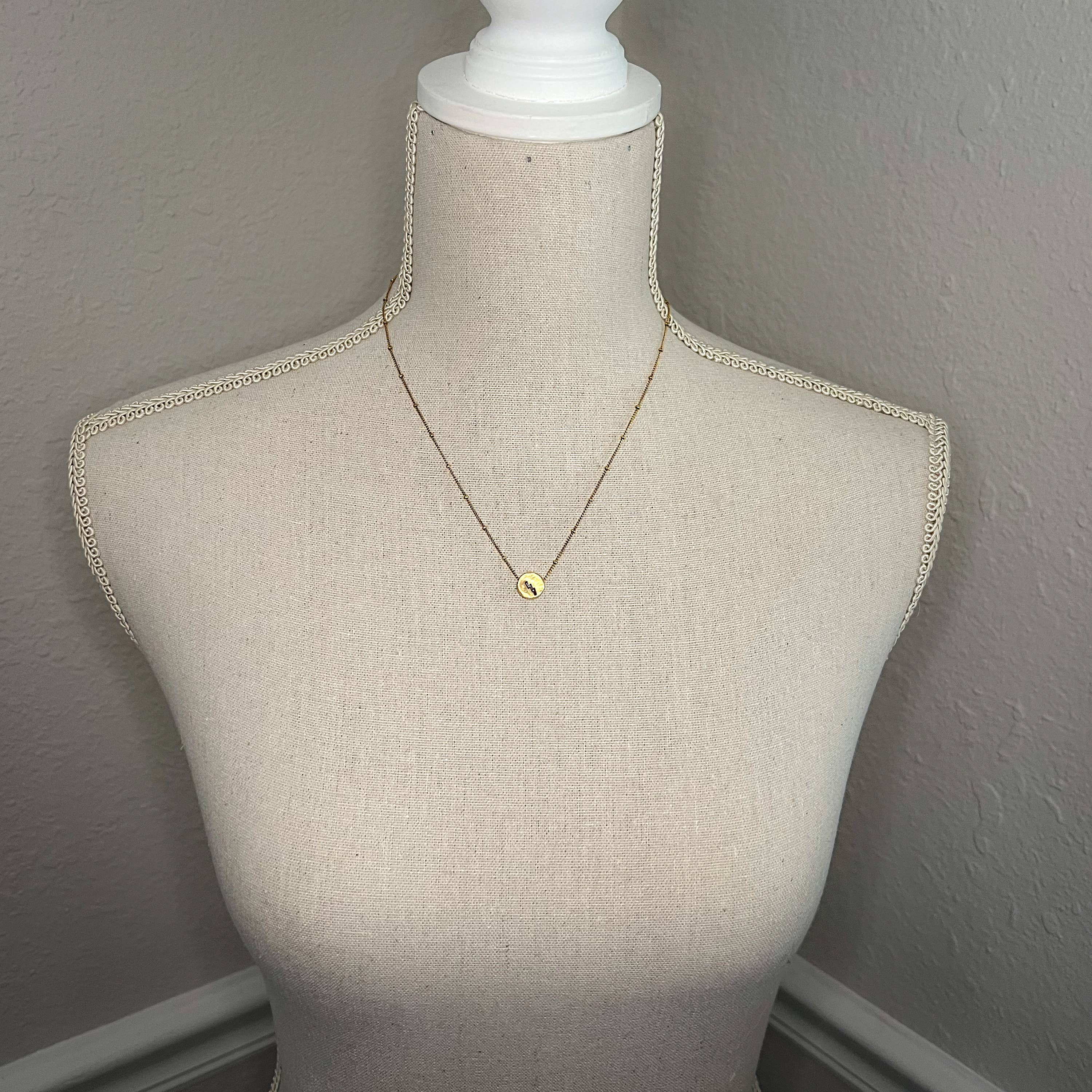 The Crowning Jewels - Vente Colliers à pendentif - Collier chaîne satellite or estampillé à la main2