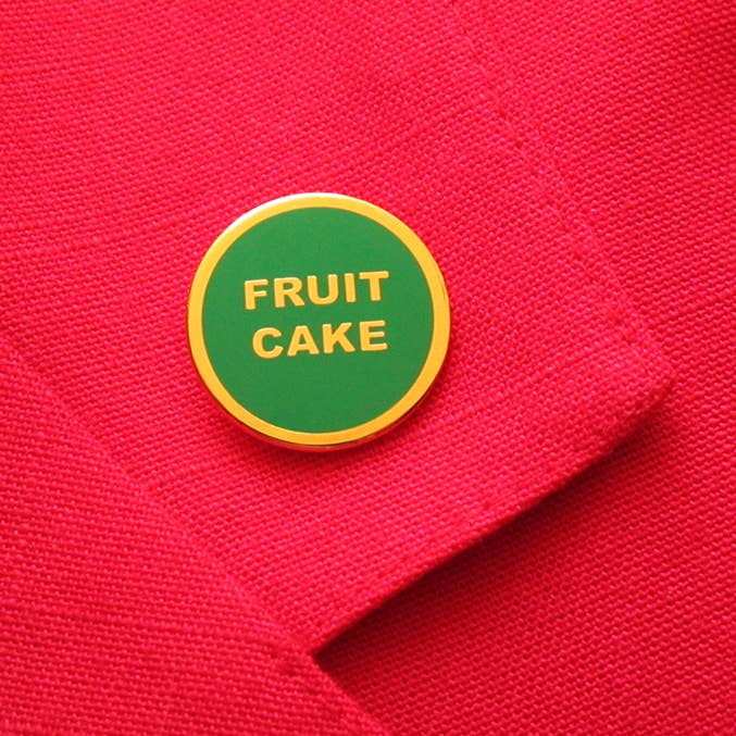 Épinglette en émail pour gâteau aux fruits, cadeau amusant, gris pour la vente par Word For Word Factory