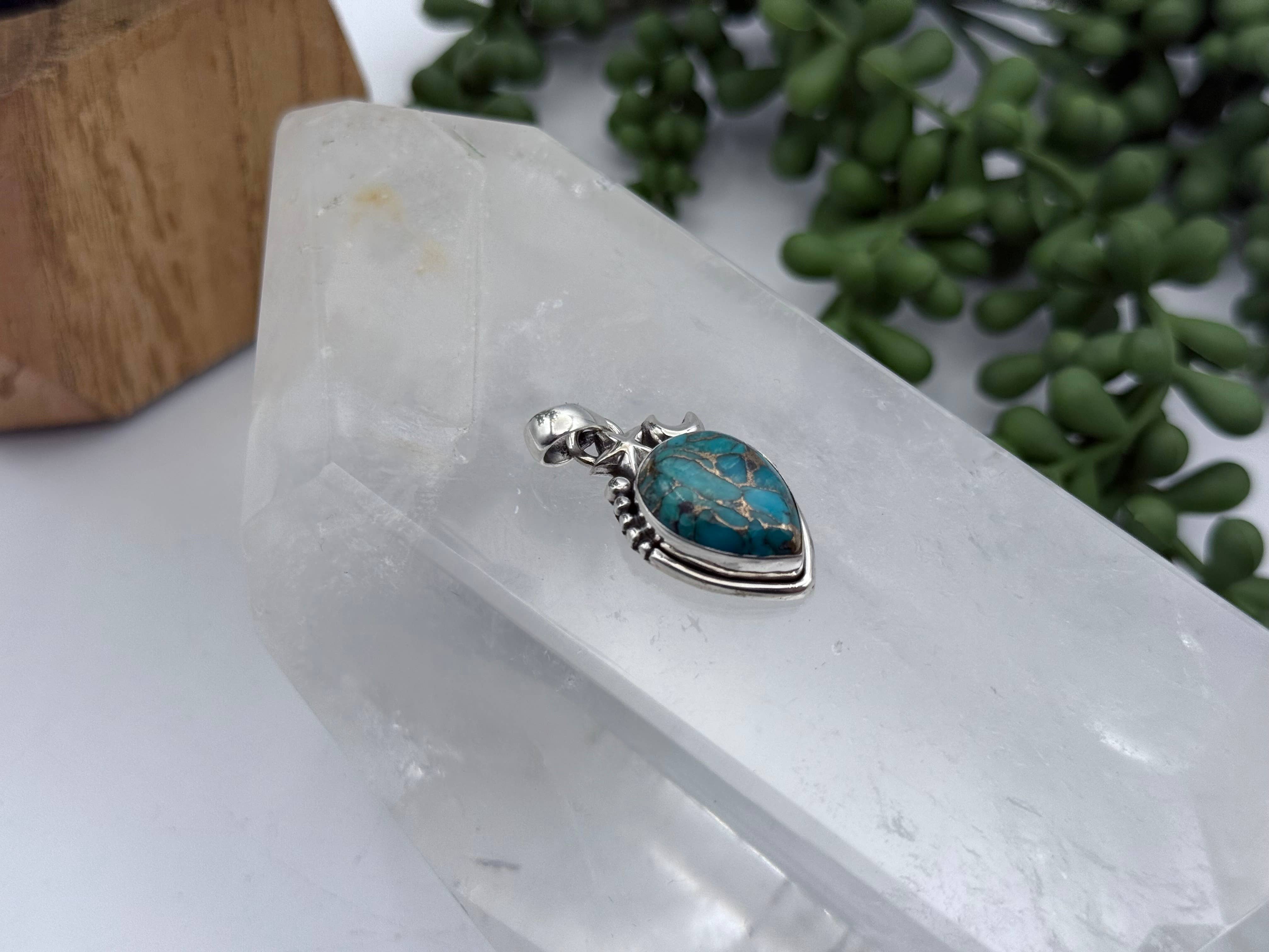 Meraki Gemstones – wholesale Individuell berlock/hänge – Hängsmycke med turkos/koppar droppformad cabochon i sterlingsilver 9252