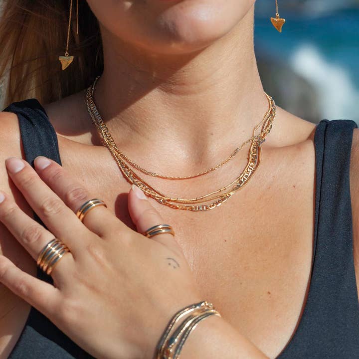 Ke Aloha Jewelry - Wholesale Hangende/ronde oorbellen - Petite Gold Shark Tooth Threader Oorbellen - Mano Petite5