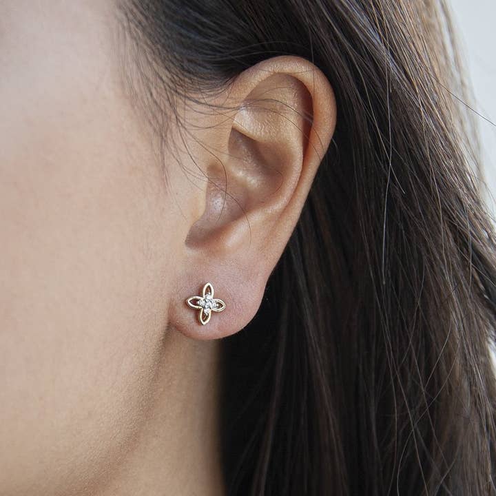 Diamant blomma dubbar i 14 K Solid Guld/Klöver blomma Stud /fyra kronblad Diamond Stud/Windmill Diamond Stud för wholesale av SHREE DIAMOND GEMS AND JEWELS