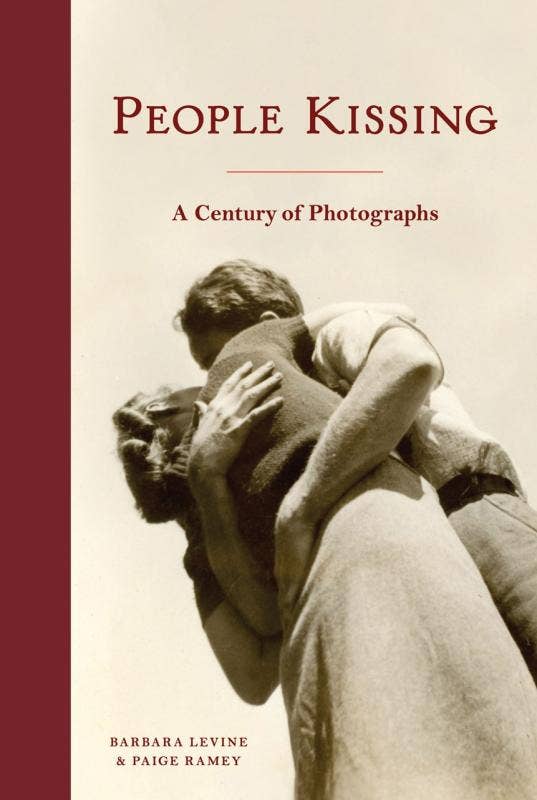 Microcosm Publishing & Distribution - Wholesale Romance - People Kissing: A Century of Photographs0