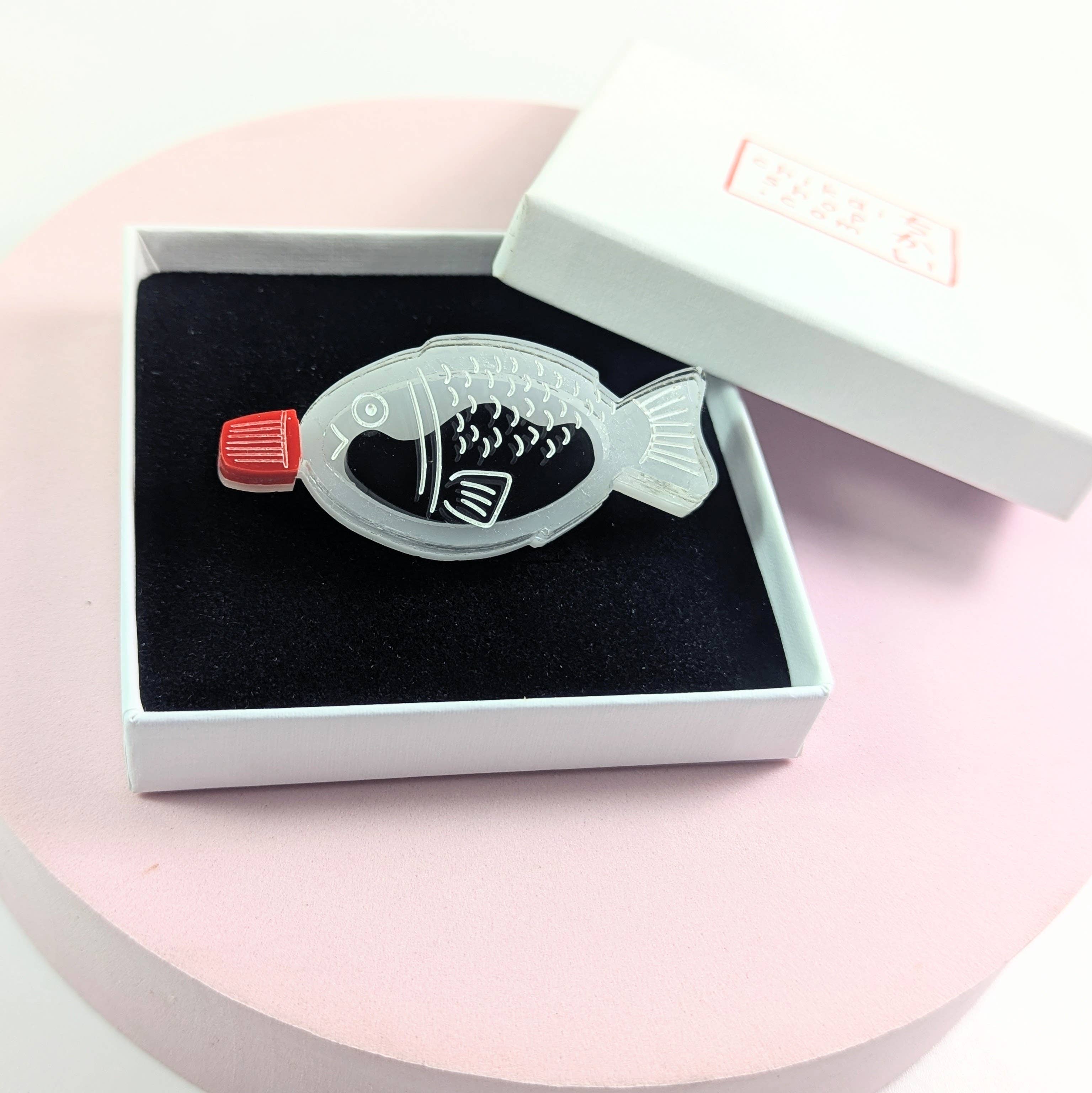 Chikai Shop - Vente Broches - Broche bouteille de poisson sauce soja Japon sushi acrylique à emporter1