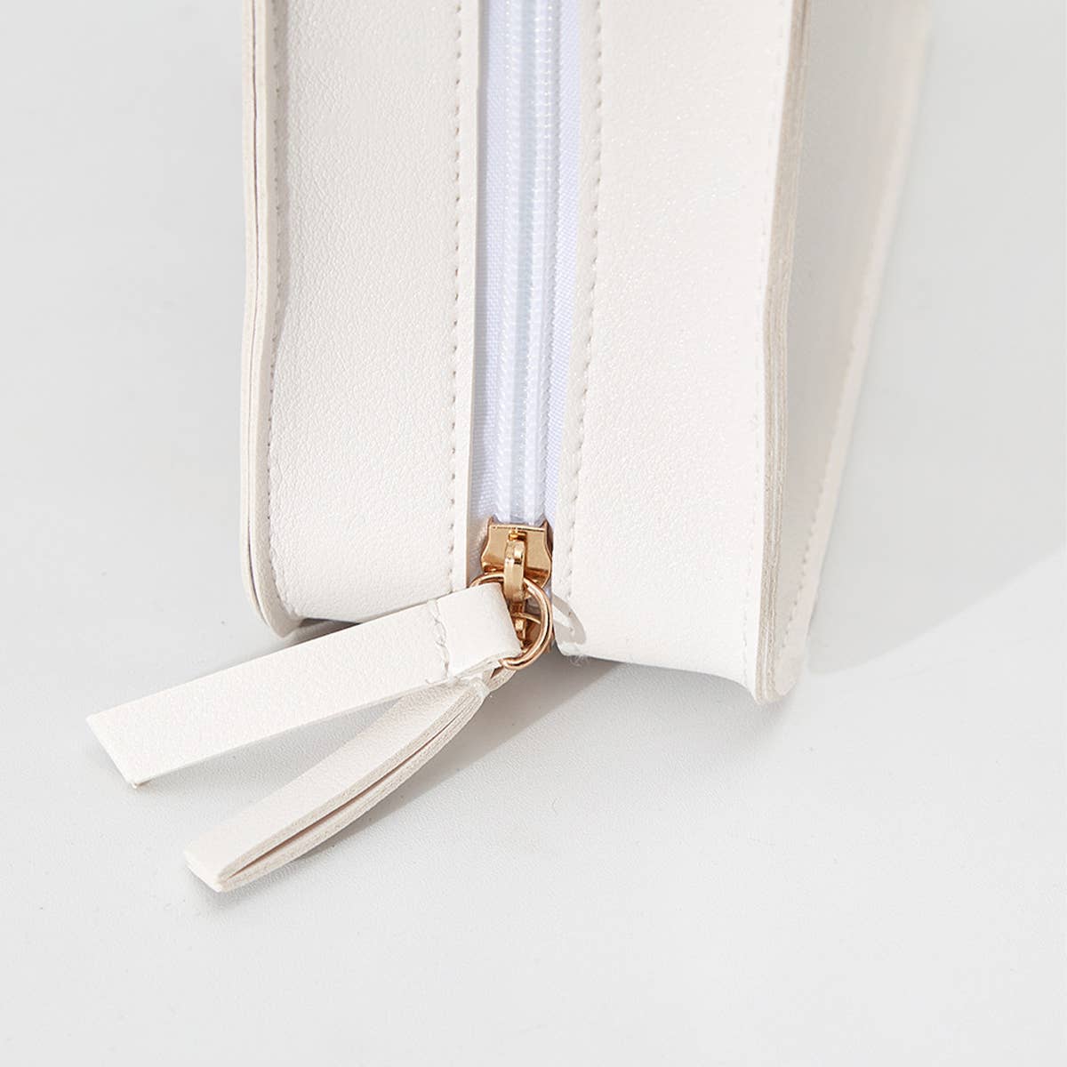 White SIMPLE TRANSPARENT TRAVEL TOILETRIES MAKEUP BAGS_CWAB1421 for wholesale on Faire6