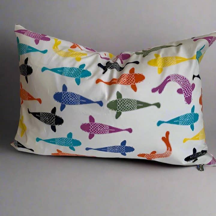 Oreiller en coton biologique Playing Koi pour la vente par Bobbie Broon Home