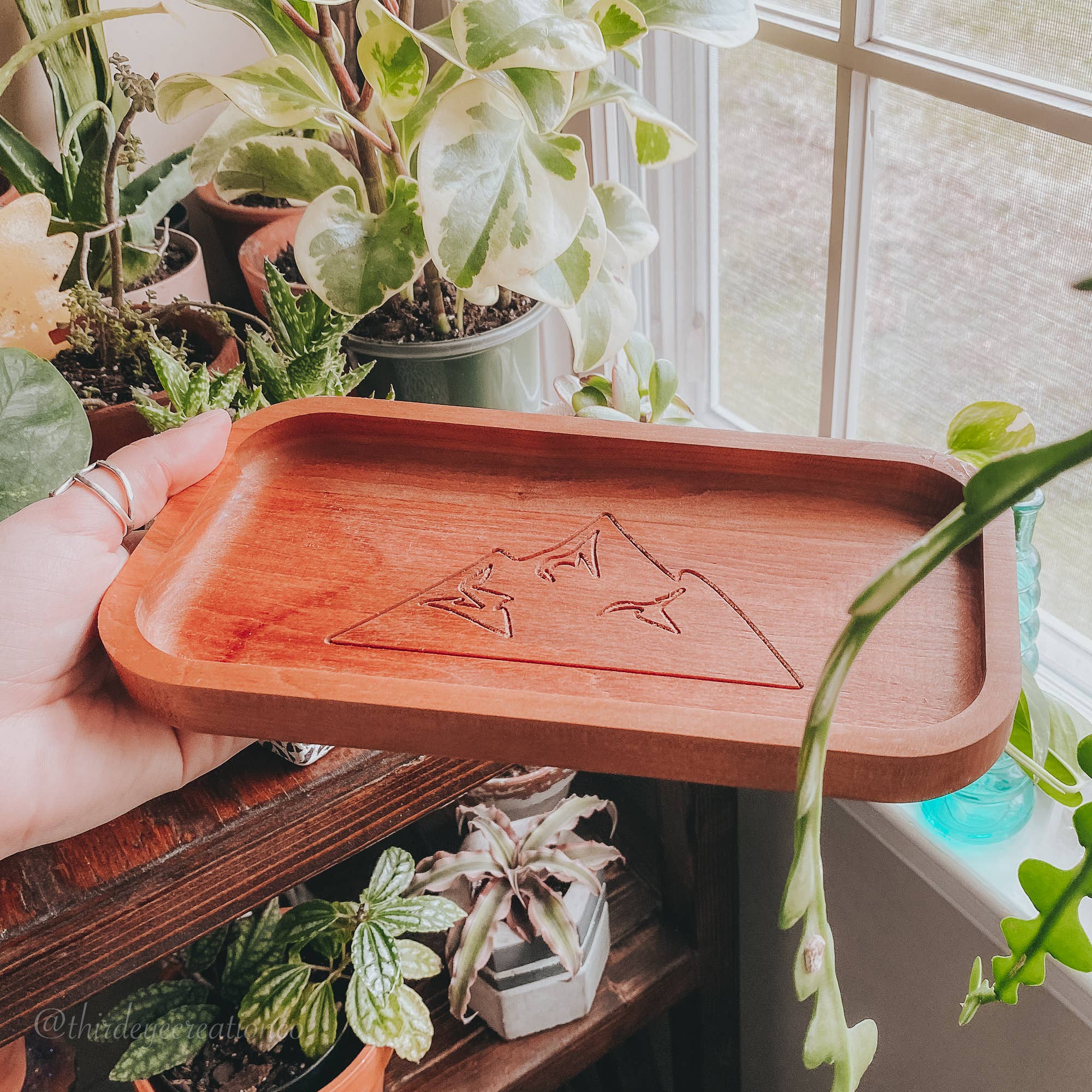 Third Eye Creation Company - Venta al por mayor Bandejas decorativas - Bandeja Rústica de Madera – Diseño de Montaña - Nogal1