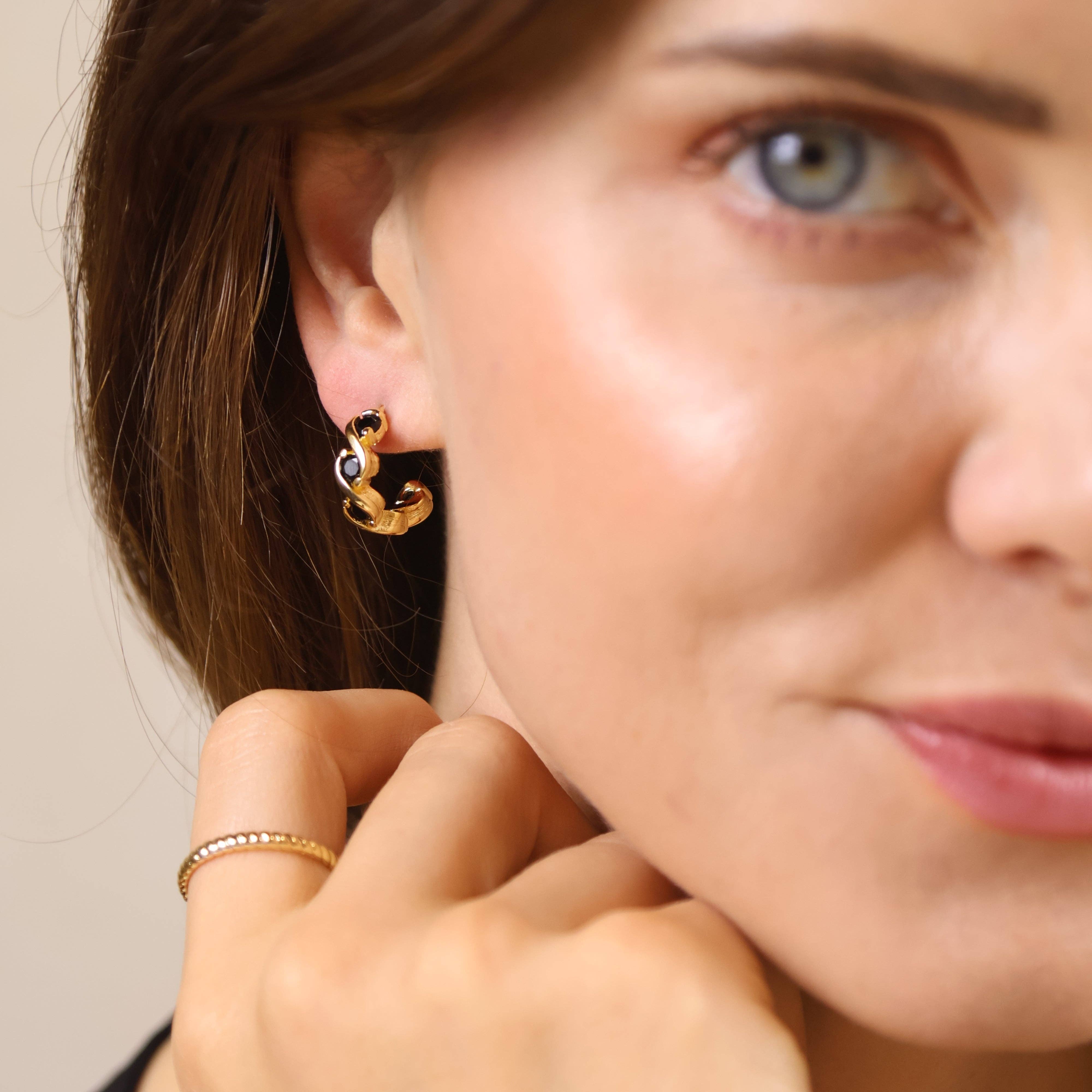 GoldFi - Venta al por mayor Pendientes de aro - Pendientes de aro en C con circonitas cúbicas de colores y relleno de oro de 18k2