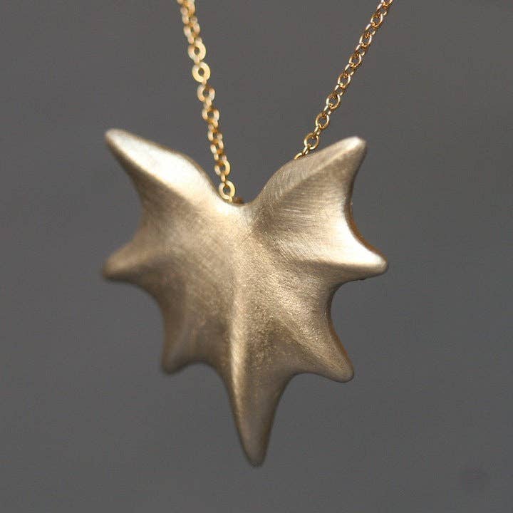 Collana Thorny Leaf in ottone con catena dorata per la vendita all'ingrosso da parte di Michelle Chang