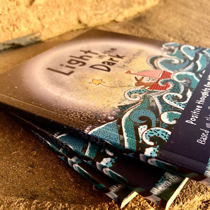 Fox Under The Moon – Engroshandel Bog om selvhjælp og personlig udvikling – Light in the Dark – en bog med affirmationer1