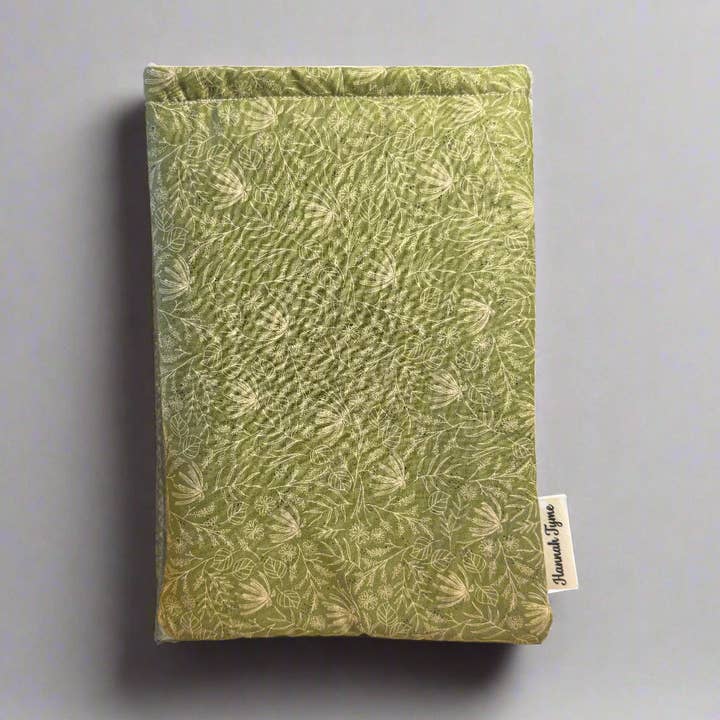 Pochette de livre en forêt pour la vente par Hannah Tyme Designs