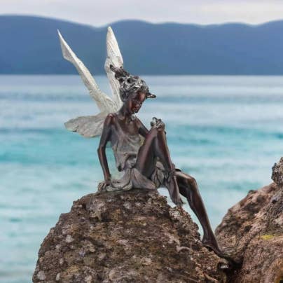 Statua di fata marrone con ali d'angelo per giardino - 18 cm per la vendita all'ingrosso da parte di Magnifique Hearts