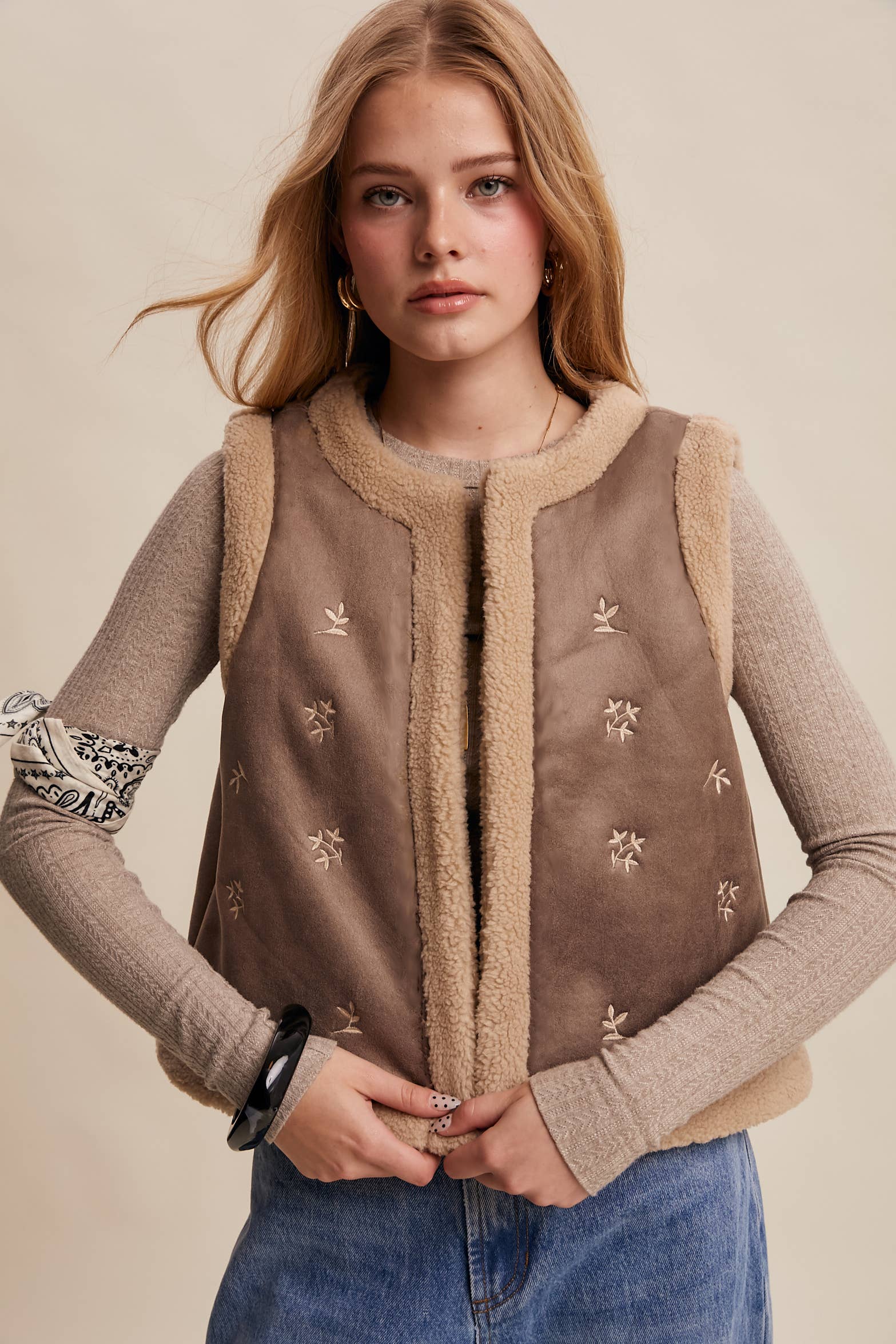 Listicle - Vendita all'ingrosso Gilè imbottito - Donna - Gilet in Finta Pelle Scamosciata Ricamata con Pelliccia Sintetica18