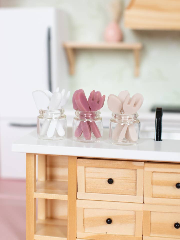Ensemble d'ustensiles de cuisine miniatures pour maison de poupée | Diverses couleurs pour la vente par Macy Mae Dollhouse Designs