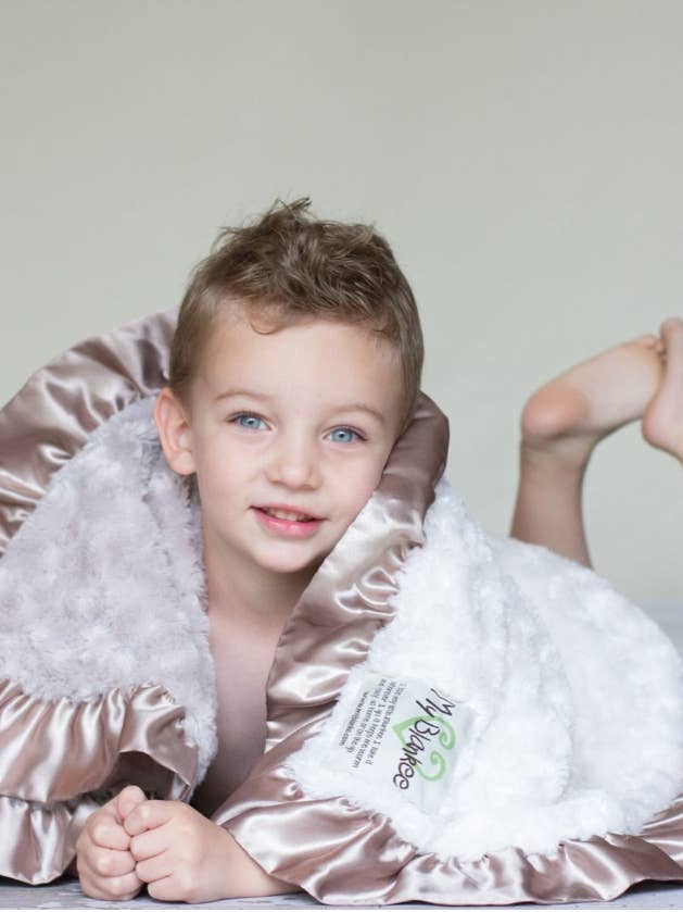 Couverture pour bébé Luxe Bella à volants avec bordure en satin pour la vente par My Blankee