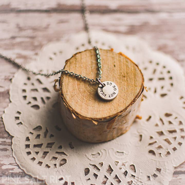 Do Not Fear Silbermünzen-Halskette für den Großhandel von Pink Salt Riot